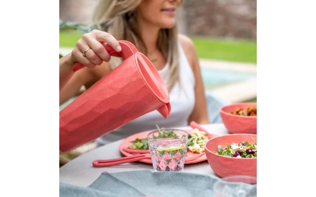 Koziol Club Pitcher Superglas Kanne Mit Deckel 1,5 Liter Nature Ash Grey 3 Koziol Club Pitcher Superglas Kanne Mit Deckel 1,5 Liter Nature Ash Grey – Bild 3