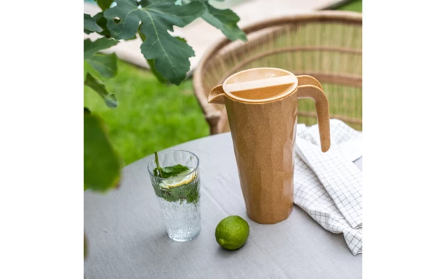 Koziol Club Pitcher Superglas Kanne Mit Deckel 1,5 Liter Nature Desert Sand 2 Koziol Club Pitcher Superglas Kanne Mit Deckel 1,5 Liter Nature Desert Sand – Bild 2