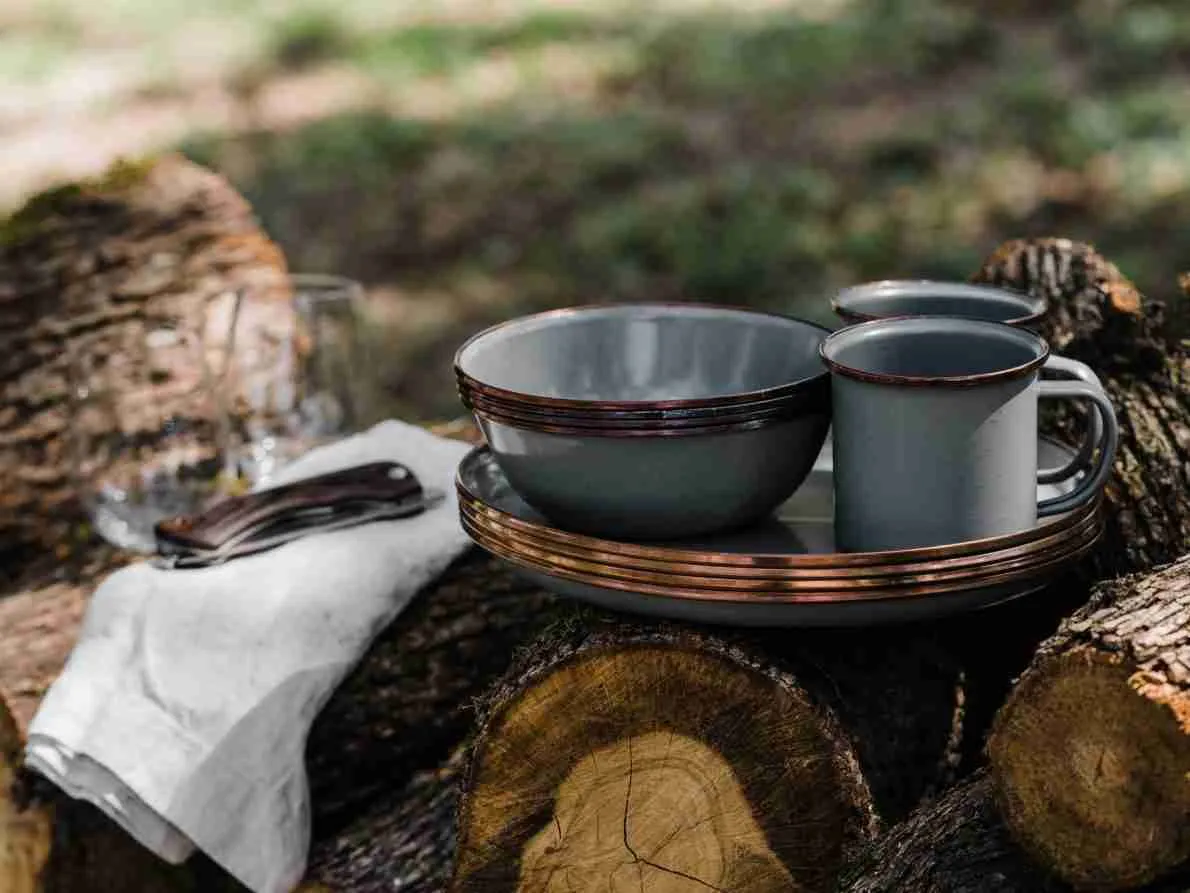 Outdoor Leben Verkauf -Outdoor Leben Verkauf Enamel camping bowls in use